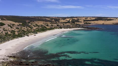 Kangaroo-Island-Stokes-Bay-Antena-Con-Playa-Vacía,-Agua-Turquesa-Y-Colinas,-Sur-De-Australia