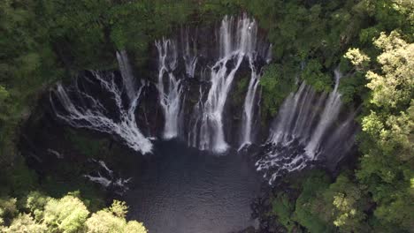 Eine-Fliege-über-Einen-Wunderschönen-Wasserfall,-Dessen-Wasser-Direkt-Aus-Dem-Felsen-Des-Berges-Kommt