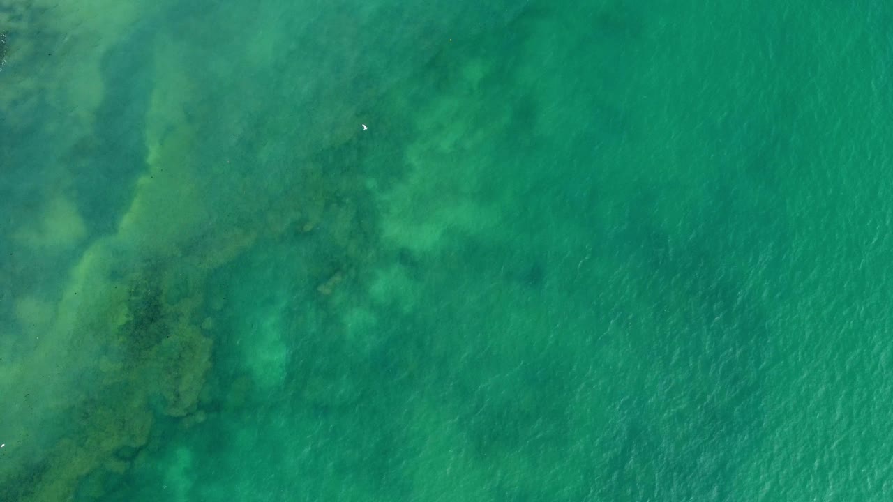 Vidéo de stock Premium - La belle eau de mer profonde de la mer noire à ...