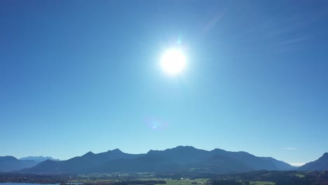 Cielo-Soleado-Sobre-Las-Montañas-En-El-Lago-Chiemsee-En-Baviera,-Alemania