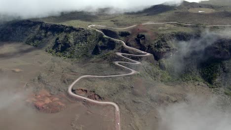 Una-Mosca-Sobre-La-Peligrosa-Carretera-Volcánica-En-La-Isla-De-La-Reunión