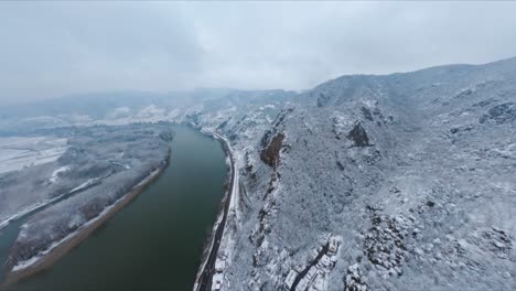 Langsam-Aufsteigende-Fpv-aufnahme-Des-Wachau-tals-Während-Der-Verträumten-Winterzeit