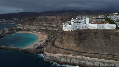 Fantastische-Luftaufnahme-Des-Strandes-Von-Amadores-Und-Der-Großen-Hotels-In-Der-Umgebung-Während-Des-Sonnenuntergangs-Auf-Der-Insel-Gran-Canaria