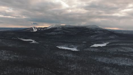 Monochrom-Eines-Verschneiten-Waldes-Und-Berge-Unter-Bewölktem-Himmel-In-Orford,-Quebec,-Kanada
