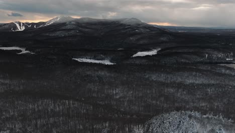 Vista-Panorámica-De-Un-Bosque-De-Invierno-Y-Montañas-Durante-La-Puesta-De-Sol-En-Orford,-Quebec,-Canadá