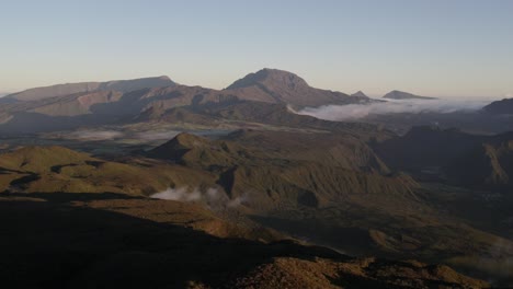 Ein-Flug-über-Die-Ebenen-Und-Berge-Der-Insel-La-Réunion-Mit-Blick-Auf-Den-Piton-Des-Neiges