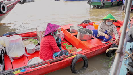 Zwei-Frauen,-Die-Vietnamesisches-Nudelessen-Zubereiten,-Indem-Sie-Auf-Dem-Lokalen-Schwimmenden-Bootsmarkt-Segeln
