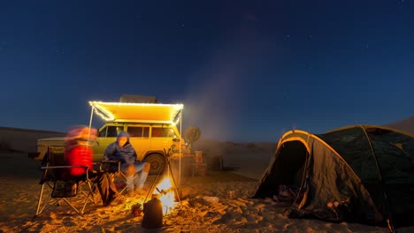 Campamento-Nocturno-En-El-Desierto-Central-De-Irán-Bajo-La-Luz-De-La-Luna