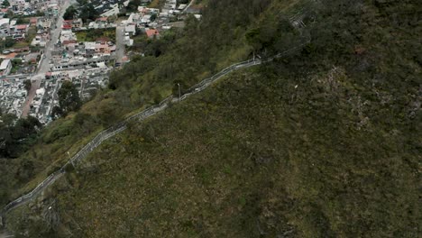 Hoch-Aufragende-Berge-Mit-Langen-Treppen-In-Richtung-Der-Statue-Von-Mirador-La-Virgen-In-Baños-De-Agua-Santa,-Ecuador
