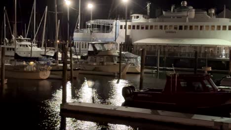 Portland,-Maine-Hafen-Mit-Verschiedenen-Booten,-Die-Nachts-Auf-Neuengland-fischerdocks-Festgemacht-Sind