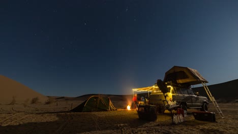 Campamento-Nocturno-En-El-Desierto-Central-De-Irán-Bajo-La-Luz-De-La-Luna