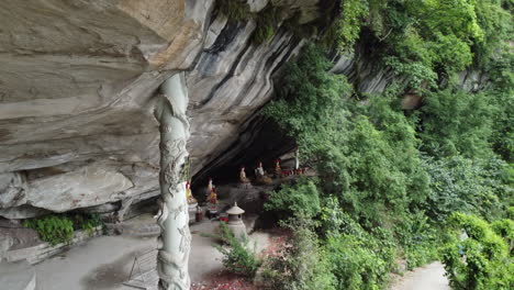 Chinese-temples-built-in-the-rock