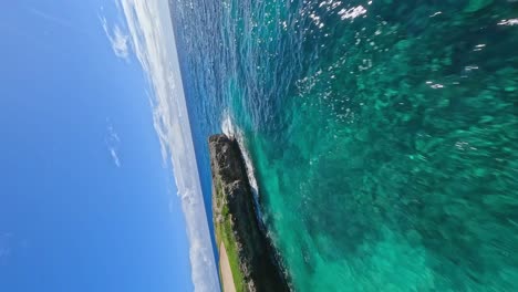Vertikale-Aufnahme-Des-Golfplatzes-Corales-In-Punta-Cana,-Dominikanische-Republik---Antenne-Fpv