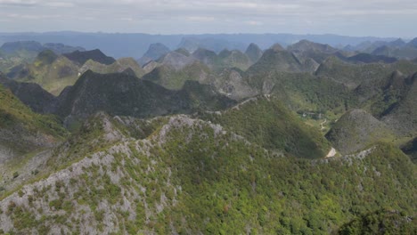 El-Dron-Que-Avanza-Revela-Las-Vastas-Montañas-Rocosas-De-La-Meseta-De-Dong-Van-Karst