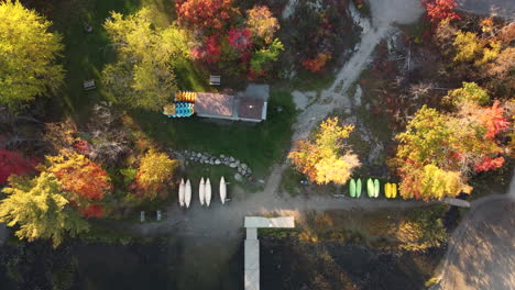 Drone-shot-of-mesmerising-and-peaceful-lakeside-in-Canada-in-the-fall
