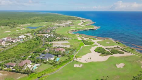 Vista-Panorámica-Sobre-El-Campo-De-Golf-Los-Corales-En-Punta-Cana,-República-Dominicana---Toma-Aérea-De-Drones