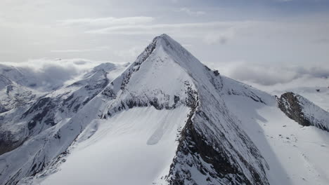 Drohnen-Panoramaaufnahme-Von-Schneebedeckten-Bergen-In-Österreich-An-Sonnigen-Tagen---Kitzsteinhorn,-Salzburg