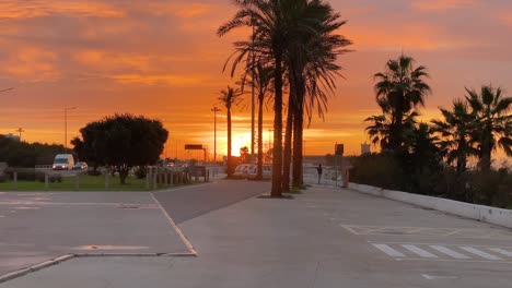 Unglaublich-Schöne-Sonnenaufgang-Himmel-Reflexionen-über-Fort-Saint-Julian-Am-Carcavelos-Beach-In-Der-Nähe-Von-Lissabon,-Erstaunliche-Orangefarbene-Blaugrüne-Und-Graue-Töne,-Mann-Sieht-Die-Wellen