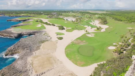 Malerischer-Golfplatz-In-Punta-Cana,-Dominikanische-Republik-Tagsüber---Luftrückzug