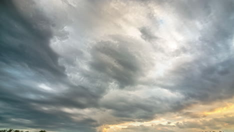Ominosas-Nubes-Grises-De-Tormenta-Que-Pasan-Por-Encima