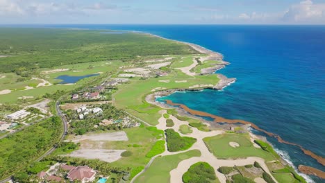 Blick-Aus-Dem-Hohen-Winkel-über-Den-Golfplatz-Corales-Am-Meer,-Punta-Cana,-Karibik