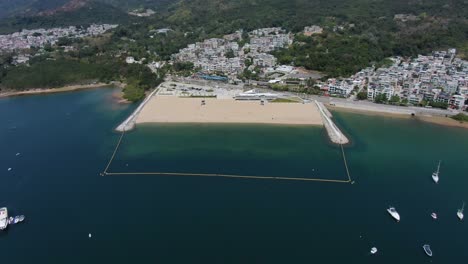 Vista-Aérea-De-La-Costa-De-Hong-Kong-Lung-Mei-Tsuen,-Incluida-Una-Extensión-De-Playa-Artificial