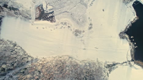 Vogelperspektive-Auf-Schneebedeckte-Felder-Und-Einen-Zugefrorenen-See