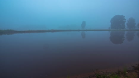 Zeitraffer-Eines-Ganzen-Tages-An-Einem-See-Mit-Dichtem-Nebel-Und-Dunst-Am-Morgen