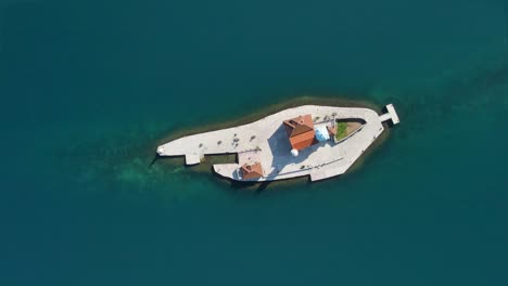 Luftaufnahme-Von-Oben-Nach-Unten-Von-Unserer-Dame-Der-Felseninsel-Vor-Der-Küste-Von-Perast-In-Der-Bucht-Von-Kotor,-Montenegro