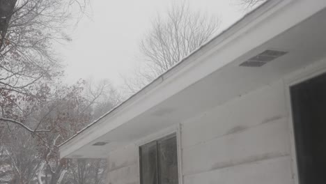 Schnee-Fällt-Schwer-Auf-Ein-Kleines-Dach