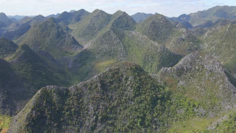 Drone-Moviéndose-Lateralmente-De-Las-Montañas-Rocosas-De-La-Meseta-Kárstica-De-Dong-Van