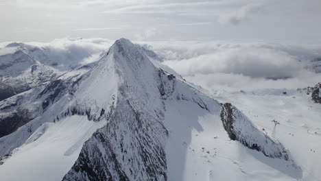 Luftaufnahme-Der-Schneebedeckten-Berge-Im-Sonnenlicht-über-Dem-Wolkenmeer-Am-Kitzsteinhorn-In-österreich