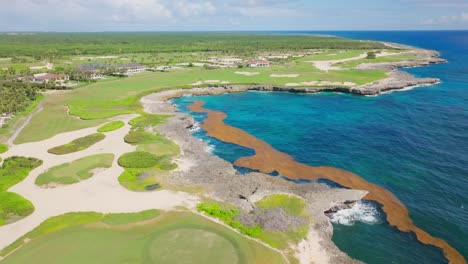 Luftaufnahme-über-Dem-Atemberaubenden-Corales-Golfplatz-An-Der-Malerischen-Karibischen-Küste