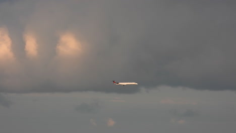 Passagierflugzeug,-Das-In-Den-Wolken-In-Rosa-Farbtönen-Fliegt