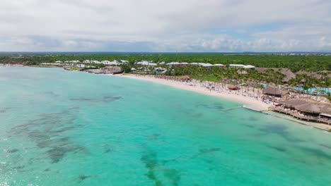 Luftaufnahme-Des-Tropischen-Strandes-Von-Playa-Blanca-Mit-Kristallklarem-Wasser-In-Punta-Cana,-Dominikanische-Republik