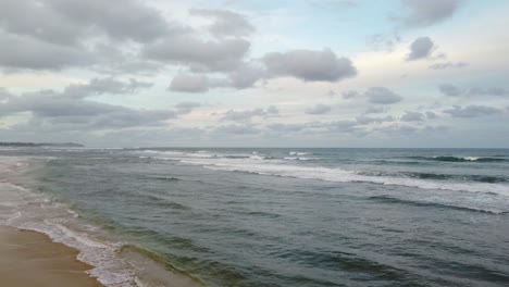 Ozeanhintergrund,-Hellblauer-Himmel-Mit-Weißen-Wolken,-Weißer-Sandstrand-Und-Wellen-Am-Offenen-Meer-Nähern-Sich-Dem-Horizont