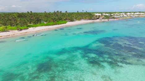 Luftbild-über-Blauer,-Kristallklarer-Karibik-Mit-Blick-Auf-Playa-Blanca,-Punta-Cana