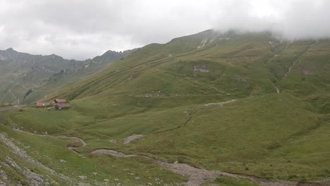 Ruhiges-Alpental-In-Den-Schweizer-Alpen-An-Bewölkten-Tagen