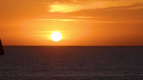 Zeitraffer-Des-Wunderschönen-Tropischen-Roten-Sonnenuntergangs-Auf-Dem-Meer-In-Portugal
