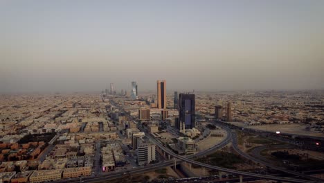 Majdoul-Tower,-Alrajhi-Bank-Ho,-Hauptsitz-Des-Ministeriums-Für-Transport-Und-Logistische-Dienste,-Riad,-Arabien-Saudita