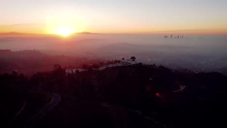Los-Angeles-Zusammen-Mit-Dem-Griffith-Observatory-Mit-Der-Westside-Skyline-Der-Stadt-Im-Hintergrund