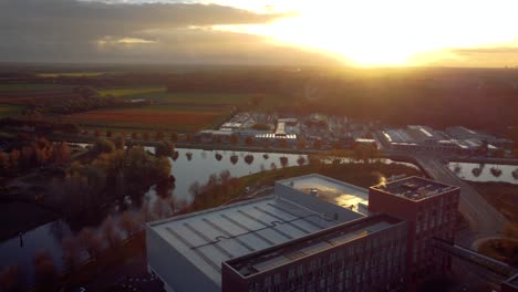 Helmond-City-Entlang-Der-Farm-Voller-Tulpen-Mit-Sonnenuntergang-Im-Hintergrund