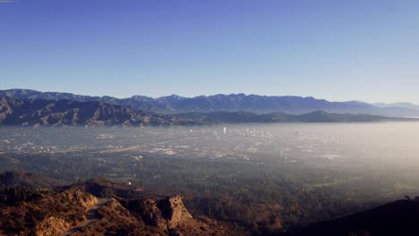 San-Fernando-Valley-Und-Burbank-City-über-Dem-Nebligen-Morgen-In-Los-Angeles,-Kalifornien