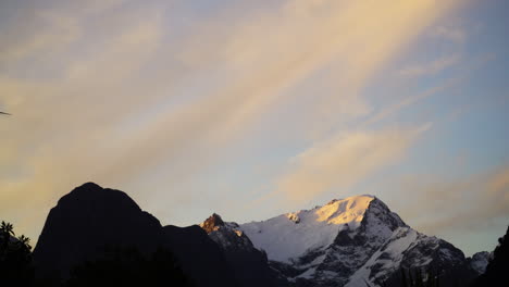 Snowy-mountain-peaks-of-Milford-Sound,-New-Zealand,-time-lapse-view