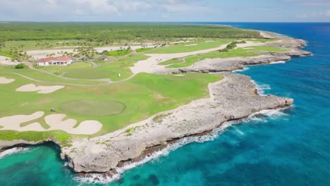Wunderschöner-Los-Corales-Golfplatz-In-Punta-Cana,-Dominikanische-Republik---Luftdrohnenaufnahme