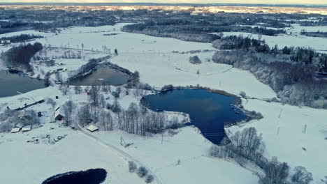 Kleiner-See-In-Verschneiter-Nordischer-Landschaft