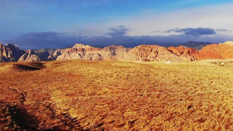 Nevada-berge,-Die-Im-Luftbild-Unter-Blauem-Himmel-Aufgedeckt-Wurden