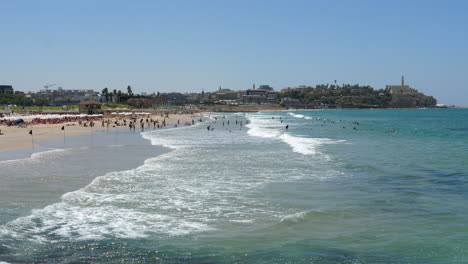 Gente-Irreconocible-Disfrutando-De-La-Playa-En-Tel-Aviv-En-Un-Día-Soleado