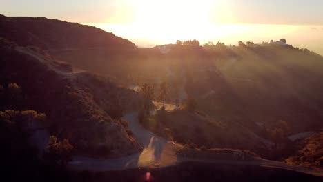 Sternwarte-Im-Grifftih-Park-In-Los-Angeles,-Kalifornien-Mit-Dem-Sonnenaufgang-Im-Hintergrund