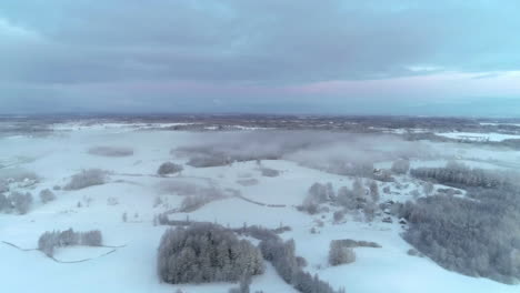 Filmische-Drohnenaufnahme-Des-Winters-über-Den-Wolken